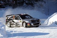 雪上コースを駆け抜けるソルベルグのクサラWRC。