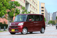 こちらは標準車の中間グレードである「タントX“SA”」。ボディーカラーは「タント」では10色、「タントカスタム」では7色から選ぶことができる。