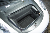 フロント部には、容量115リッターのラゲッジスペースが確保される。