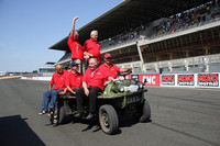 オフィシャルカーは、「2CV」エンジンを搭載した落下傘投下用軍用車。