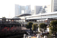 中央は、新交通システム「ゆりかもめ」の国際展示場正門駅。写真左手に見える渡り廊下で、東京ビッグサイトに直接アクセスできる。