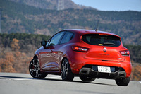 「ルーテシア」の高性能モデルである「ルノースポール」シリーズの中でも、特に運動性能を突き詰めた「トロフィー」。2015年のジュネーブショーで世界初公開され、日本では同年11月に発売された。