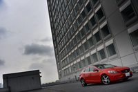 ボルボのディーゼル車が日本に導入されるのは、1980年代前半に「240」や「760」にディーゼル車が設定されて以来のことで、およそ30年ぶりの“復活”となる。
    