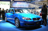 「レガシィツーリングワゴン3.0R spec.B Tuned by STI」。足まわりに、ビルシュタイン製車高調節式サスペンション（05年3月発売予定）や、ブレンボ製ブレーキキット（59万8500円）などを採用。エンジンはスポーツマフラー（参考出品）を装着するが、ほぼノーマルだった。