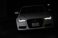 オプションの「LEDヘッドライト」が、光とともに強烈な個性を放つ。消費電力の少なさと長寿命も自慢である。