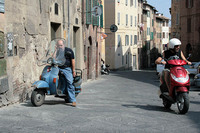 シエナ市街で。プジョーのスクーター（右）と、乗り手ともども年季の入った「ヴェスパPX」。