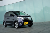 3本バーのメッキグリルが特徴的な「ハイウェイスター」。専用のエアロパーツや厚みのあるボンネットフードなどで、標準車とは一線を画すデザインとなっている。
    