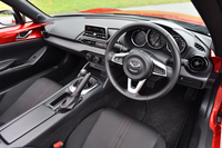 「S」のインストゥルメントパネルまわり。インフォテインメントシステム非装着車には、AM／FMラジオが搭載される。
    