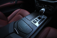 センターコンソールなどを飾るインテリアトリムには、カーボンや木目など5種類の素材を用意。シフトセレクターの横には、走行モードの切り替えスイッチが並ぶ。
    