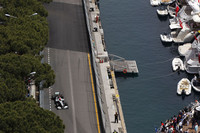 アイルトン・セナの持つモナコ6勝という大記録に1つだけ足らないミハエル・シューマッハー（写真）は予選7位からスタート。最終ラップでセーフティカーが引っ込んだ瞬間にアロンソを“襲撃”、6位でゴールしたが、レース後レギュレーション違反をとられ20秒加算の12位。チームはこの裁定に不服を申し立てアピールする構え。ニコ・ロズベルグは、予選6位からのスタートでシューマッハーとルーベンス・バリケロに抜かれ、バリケロをピットで攻略し結果7位でフィニッシュ。自信をもって臨んだが結果実らず。（写真＝Mercedes）
