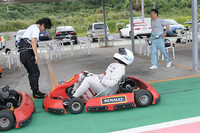 チェッカードフラッグを受け、ピットに戻ったCG桐畑と、ねぎらいの言葉をかける（ウソ）webCG本諏訪＆コンドー。