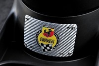 ダッシュボードのセンターパネル下部にはシリアルナンバープレートが付く。