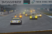 こちらはGT300クラス。レースは、影山正美／藤井誠暢組のNo.33 HANKOOK PORSCHEを先頭にスタートした。