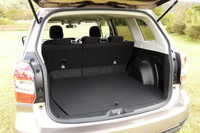 荷室は、容量が拡大されたほか、後席を倒した際の床面の傾斜角がよりフラットになった（4度→2度）。