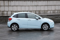 新型C3は、フロントグリルモールをはじめ、ドアハンドルやサイドウィンドウモール、ドアミラーフットなどにクロームが採用される。