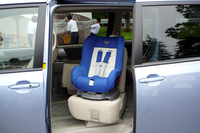 セカンドシートが外側に60度回転する「チャイルドケアモード」。