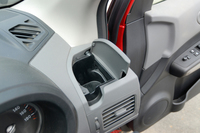 保温保冷機能付きのドリンクホルダー。ペットボトルのキャップを隅に留め置ける。