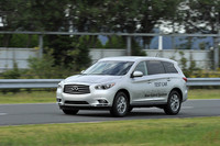 会場ではFF車用ハイブリッドシステム搭載車の試乗も行われた。テスト車は日本未導入の「インフィニティJX」。