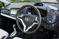 「エクスクルーシブ」の内装。黒木目調パネルや高輝度シルバーパネルにより、質感の向上が図られている。
