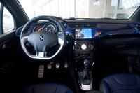 試乗車は通称で「THP155」と呼ばれる仕様でトランスミッションは6段MT。シート地はレザーとファブリックが設定される。