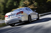 「ボディ上屋の動きを少なくすること」をテーマにチューニングされたという「レクサスIS F」は、確かに乗り心地がすっきりとしたものに改善されている。