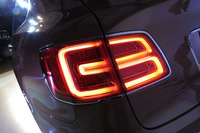 テールランプの点灯部は「B」字型のデザインとなる。