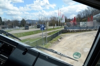 大きく傾いた景色は、ウニモグ車内からのもの。ミュージアムにはオフロードコースも備わっており、こうした体験試乗をすることもできる。
    