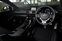 水平基調のインパネ形状が特徴的な車内。“Fスポーツ”の内装色には写真のブラックに加え、トパーズブラウン、ダークローズの全3色が用意されている。
    