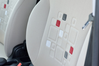 フロントシートの背もたれは、外装とおそろいの（＝角を丸めた四角形の）カラフルな模様で飾られる。
    