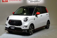 「キャスト スポーツ」でオプションの「デザインフィルムトップ」を選択した場合、ボディーカラーが「ブラックマイカメタリック」の場合のみルーフの色が「クリスタル調／ホワイト」に、そのほかの色では「カーボン調／ブラック」になる。