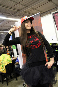 アラレちゃん帽をかぶったショップのお姉さん。