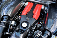 従来の4.5リッター自然吸気ユニットと比べると、3.9リッターツインターボユニットはエンジン高が低い。エンジン単体の重心は5mm低められている。