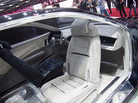 GEAのフロントシート。車内の中心を運転席からリアシートへ移すことを意図している。長旅の疲れをほぐすエクササイズ用アイテムも装備。