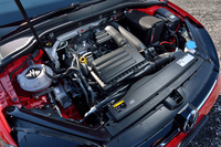 105psと17.8kgmを発生する1.2リッター直4ターボ。燃費値は、JC08モードで21.0km/リッター。アウトプットで35psと7.7kgm勝る1.4リッターの上級モデル「TSIハイライン」では、19.5km/リッターとなる。