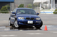 萩原講師が、スタビリティ・コントロールを解除してのスピン回避を披露！　「『カウンターステアで回避する』というと難しく聞こえますが、要はクルマが逆を向いても自分が進みたい方向へステアリングを切ればいいんです」とのこと。今回はプログラム上体験できなかったが、一般向けの講習では受講者もカウンターステアの練習ができる。
