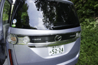 3列目座面をチップアップし、2列目とともに前に押しやると、前後1072mmの大きなスペースを作り出せる。3列目シートは中央に足が無いことで、薄い荷物であれば、下に滑り込ませることもできる。写真をクリックするとフルフラットの状態が見られます。