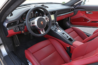 「911ターボS」では、ブラックとレッドの専用ツートンカラーレザーインテリアが標準装備となる。加えて、18方向電動調節式のアダプティブスポーツシート・プラスが標準となる。