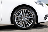 テスト車は、前225/40R18、後ろ255/35R18のタイヤとホイールをオプション装着していた。タイヤはブリヂストン・トランザ ER33。