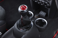 「ジョンクーパーワークス」シリーズには2012年にATが追加されたが、「GP」のトランスミッションはこれまで同様6段MTのみとなっている。