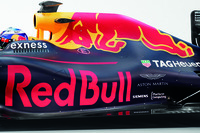 アストンマーティンのロゴはボディーサイドにも貼られる。