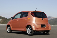 【スペック】R2 Refi：全長×全幅×全高＝3995×1475×1520mm／ホイールベース＝2360mm／車重＝810kg／駆動方式＝FF／0.66リッター直4SOHC16バルブ（46ps/6000rpm、5.9kgm/5200rpm）／価格＝99万7500円（テスト車＝112万3500円／4センサー4チャンネルABS（EBD［電子制御制動力配分システム］＆ブレーキアシスト付）+2灯式HIDハイ＆ロービームランプ+ユーティリティパッケージ（12万6000円）