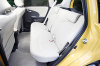 「フィットハイブリッド」のリアシートは、背もたれを前に倒すことで荷室容量を拡大できるほか、座面を跳ね上げることで背の高い荷物を積むことができる。
    