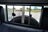 リアウィンドウは中央で左右に分割されており、写真のように開けることが可能。後席のヘッドレストやスペアタイヤにさえぎられるため、視界はよいとは言えない。