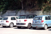 スーパーマーケットの駐車場にて。「フォルクスワーゲン・ゴルフ」と「ヒュンダイ・ゲッツ」に挟まれる「500L」。