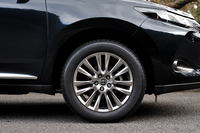 タイヤサイズは235/55R18（前後とも）。試乗車にはコンフォート志向のSUVタイヤ「ブリヂストン・デューラーH/T 687」が装着されていた。