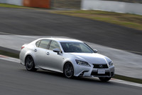 富士スピードウェイの本コースを駆け抜ける、「GS350」のスポーティーバージョン「F SPORT」。
【スペック】GS350 F SPORT：全長×全幅×全高＝4850×1840×1455mm／ホイールベース＝2850mm／駆動方式＝FR／3.5リッター V6DOHC24バルブ（318ps/6400rpm、38.7kgm/4800rpm）／テスト車はプロトタイプ