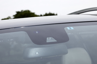フロントウィンドウに備わる運転支援システムのセンサー。「GLクラス」では、全車にプリクラッシュブレーキや前走車追従機能付きクルーズコントロールが標準装備される。
    