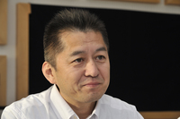 
    ＜プロフィール＞
    6代目「シビック」、3代目「アコードワゴン」をはじめ、多くのモデルのシート、インテリア設計を担当。1997年より5年間、ホンダR＆Dアメリカで初代「MDX」などの北米向けモデルの設計開発に携わった。帰国後、2代目「フィット」や「フィット ハイブリッド」のインテリアPL（プロジェクト・リーダー）を担当し、今回「グレイス」のLPL（ラージ・プロジェクト・リーダー。主査に相当）に着任。趣味は自転車とD.I.Y.。
    