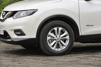 17インチアルミホイール（写真）は、エントリーモデル「20S」を除くすべての「エクストレイル」に与えられる。
    