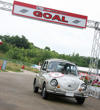 パレードを先導した6台の「スバル360」のうち、自作の生誕50周年記念デカールを貼って登場した「1969年式スーパーデラックス」。
